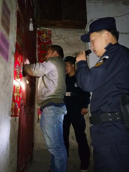 钱相乡粗心妈妈误将幼女锁家中 民警全城寻开锁师傅开门