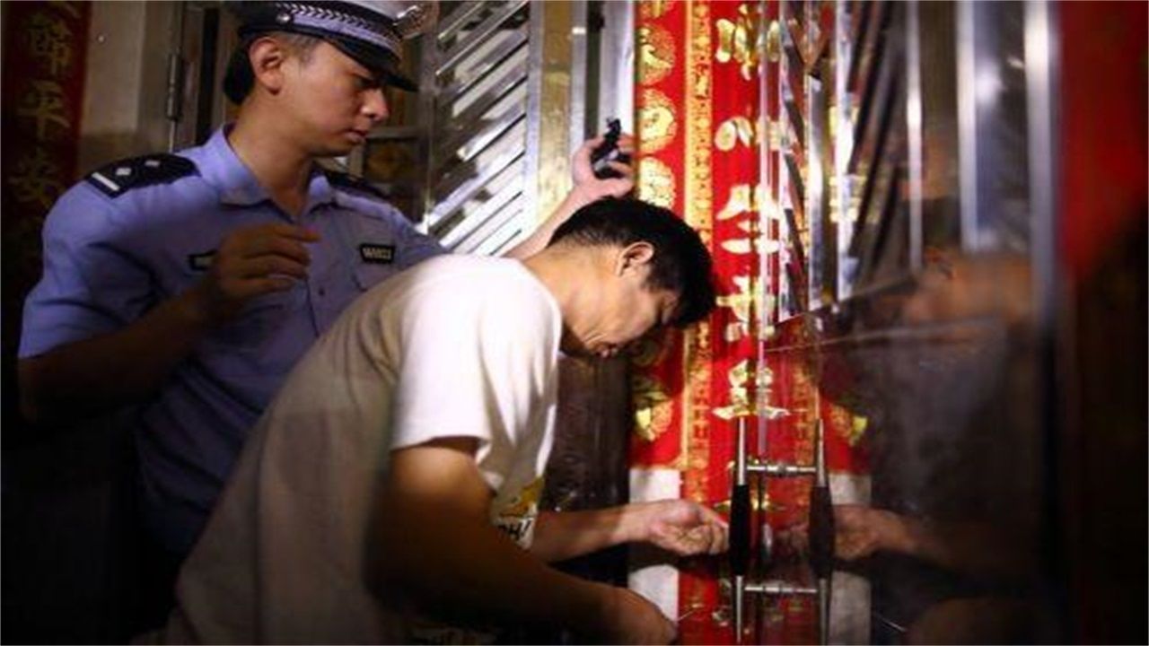 钱相乡请开锁师傅开了锁后，师傅为什么一般都不进门，就算主人请也不进去？